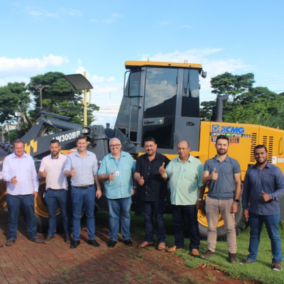 Ato de entrega do maquinário marca visita do assessor parlamentar Marcelo Seger