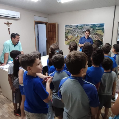Alunos dos 3°´s anos da rede municipal realizam visita à Prefeitura Municipal