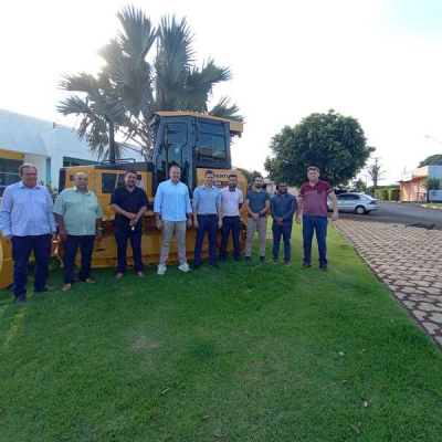 Prefeito municipal recebe máquina pesada do Ex Deputado Federal Evandro Roman.